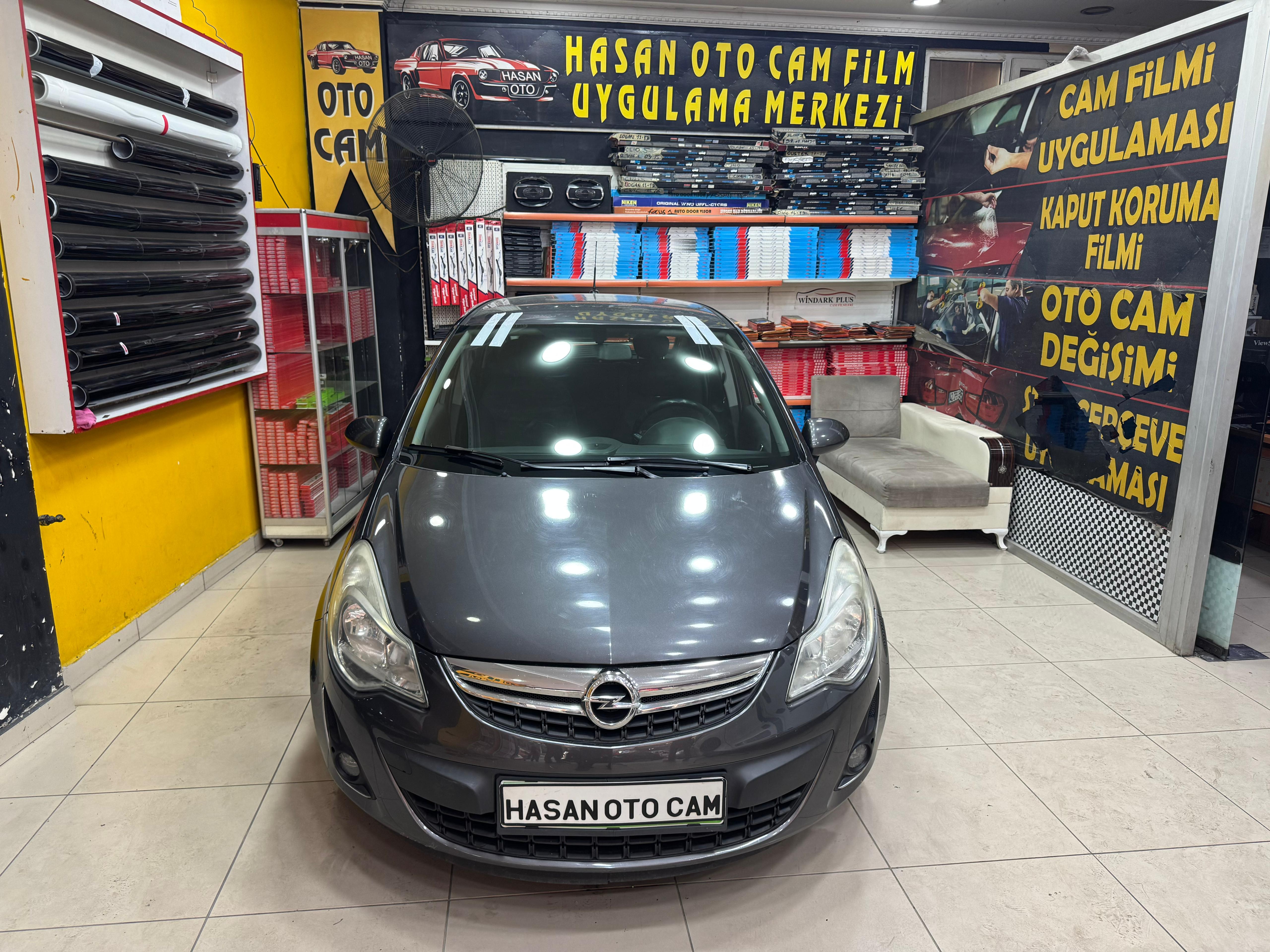 Opel Corsa D Ön Cam 6000 TL Montaj Dahil İs